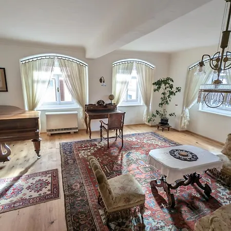 Center Apartment *
